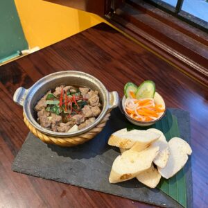 7.4. Bò Kho Lá Lốt ăn kèm bánh mì nướng